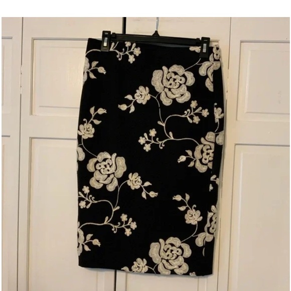 Eci black pencil skirt, cream flowers embroidered - Picture 10 of 16